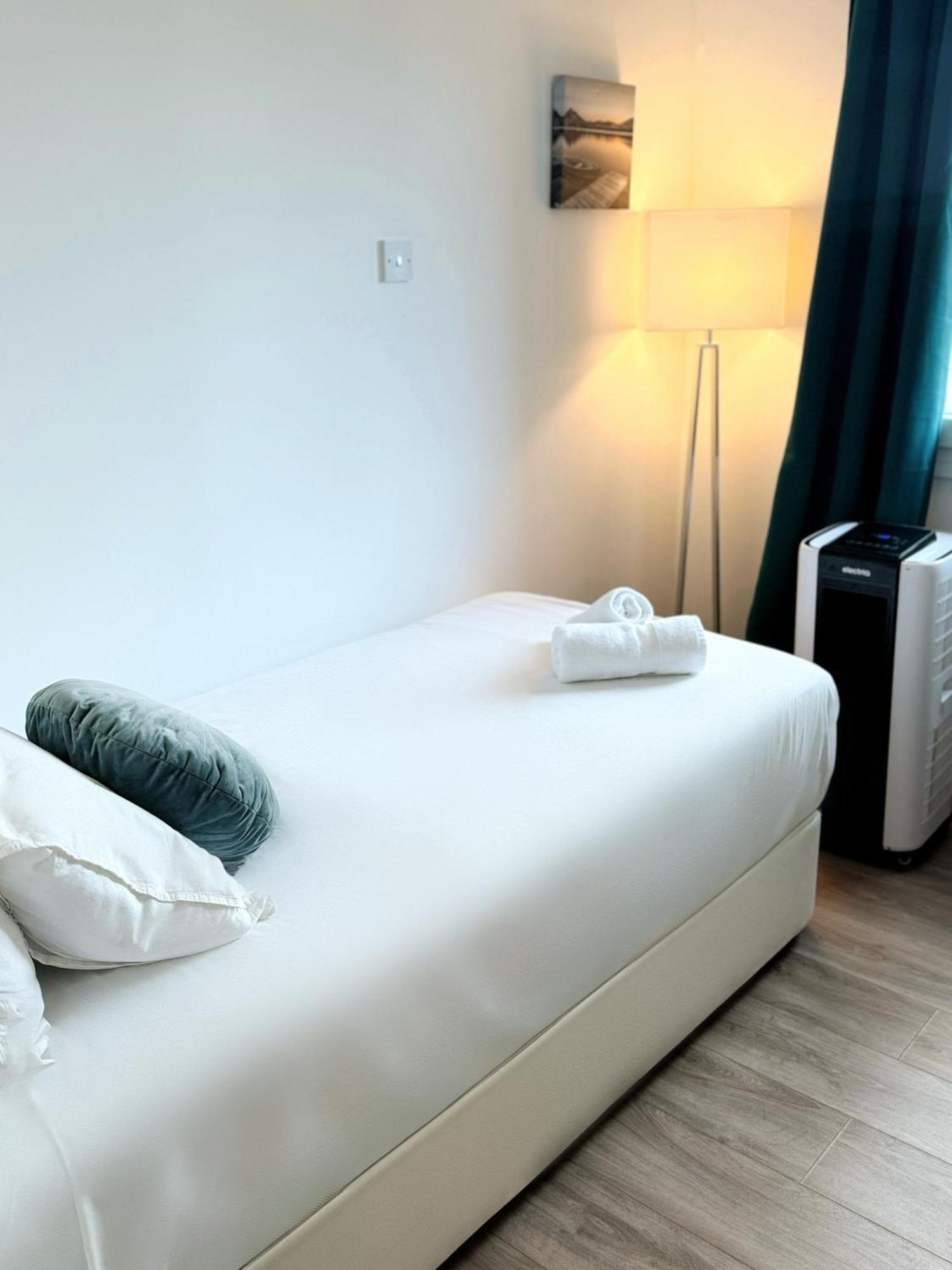 Modern City Centre Two Bedroom Windsor Apartment - Grand Central House Gibraltar Exterior photo